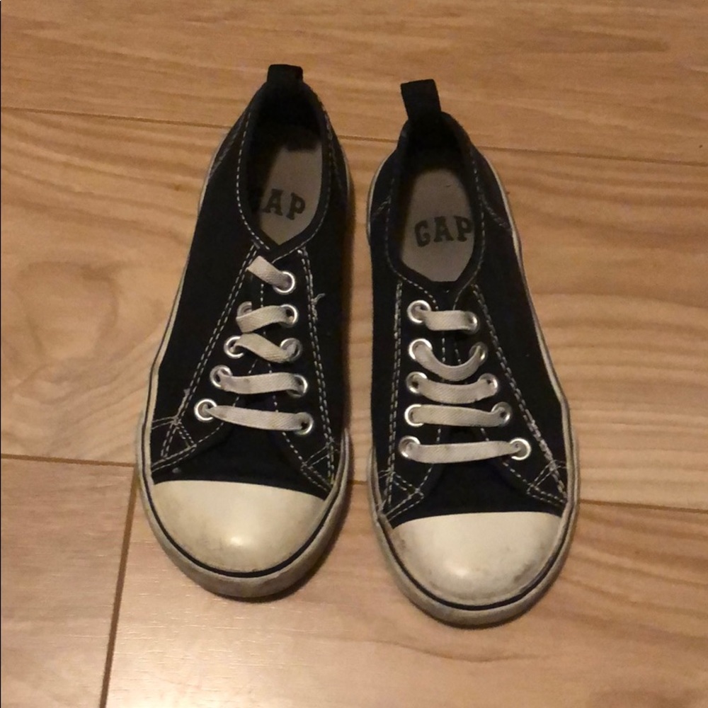 ✨3 for $15✨ Black and white toddler shoes size 11